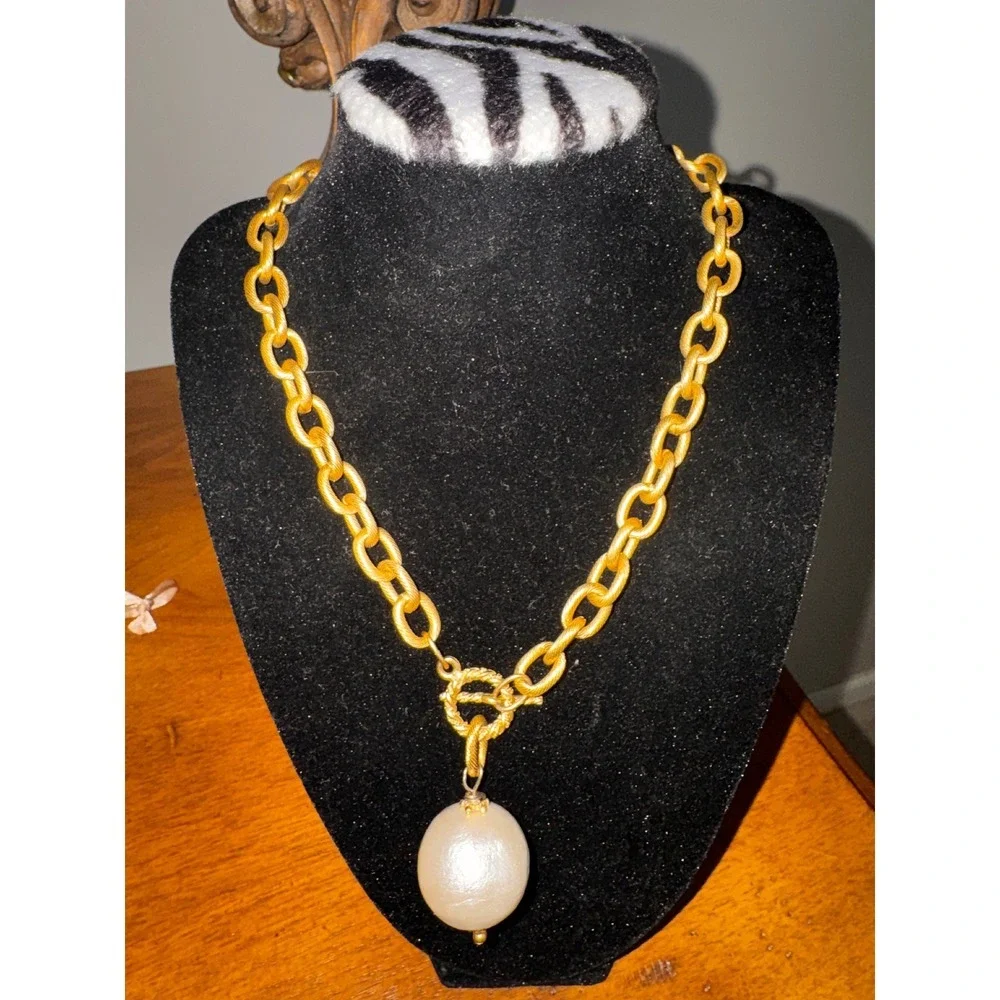 Chunky Gold Tone‎ Chain Necklace with Large White Pearl Pendant Toggle Clasp